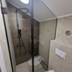 Kako Odabrati Savršenu Tuš Kabinu: Vodič Kroz Vrste Stakla, Sustave i Dizajn