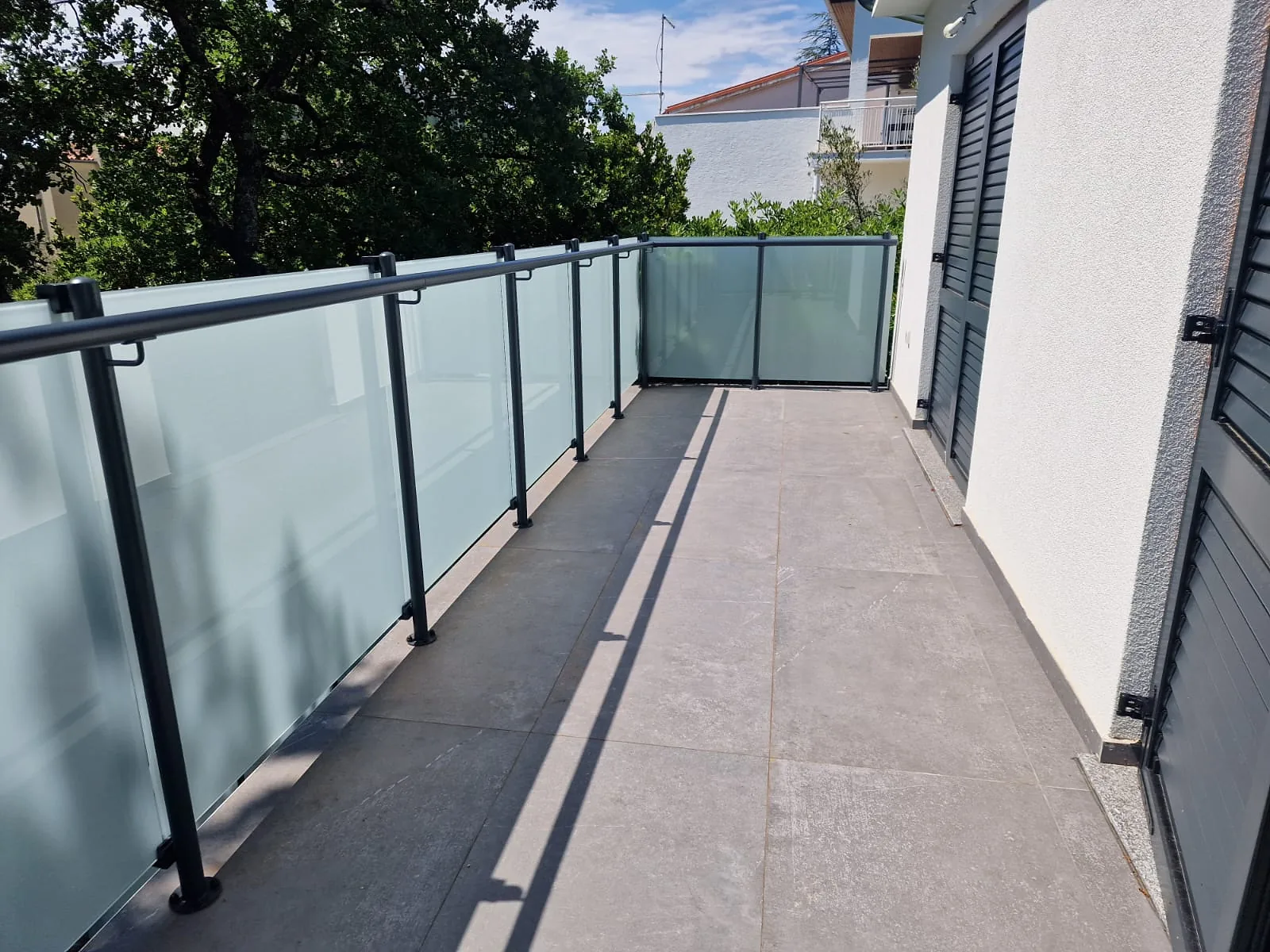Balkonska ograda od mat stakla s antracit stupićima i rukohvatom