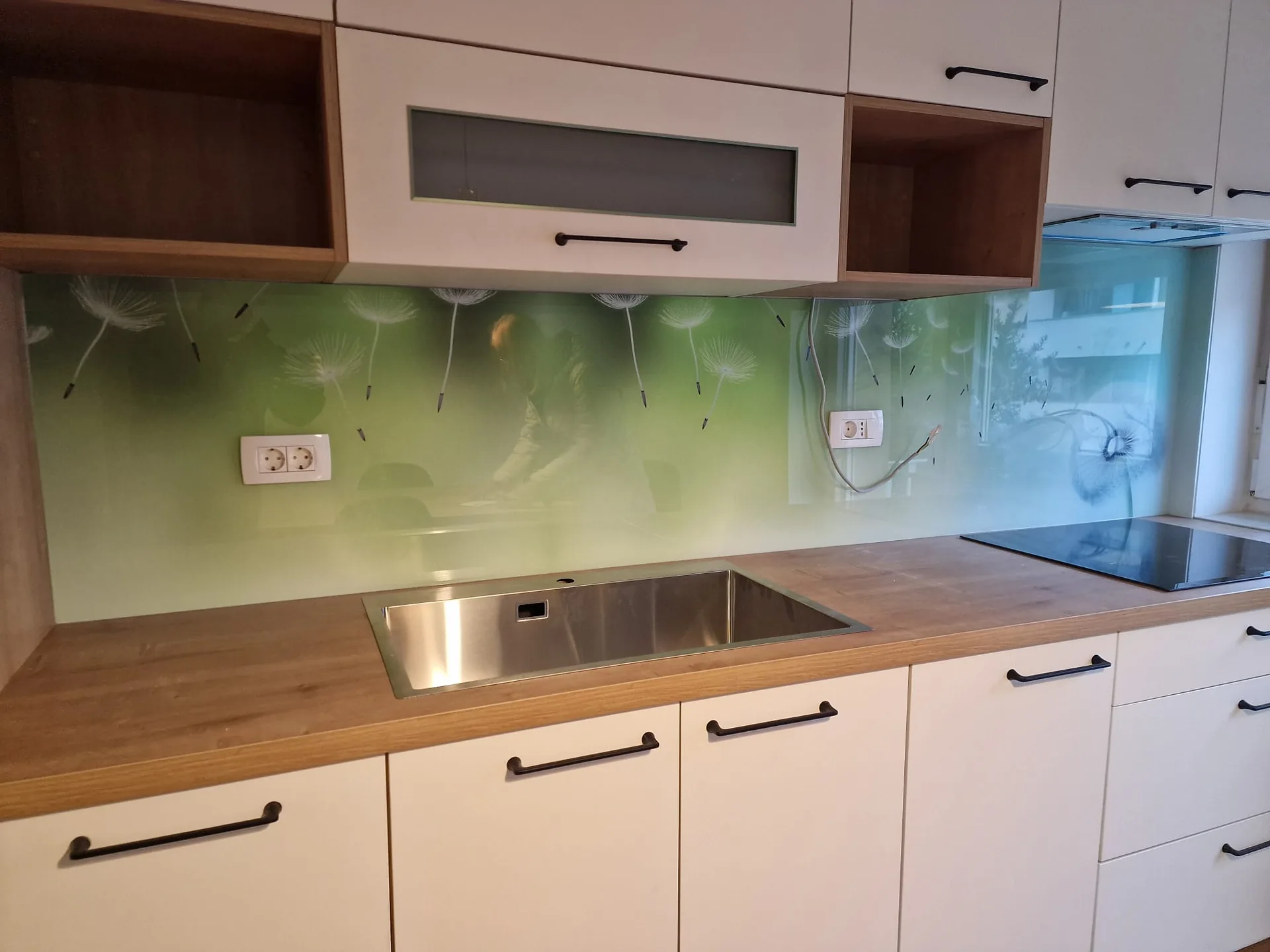 Kuhinjsko staklo sa zelenim motivom maslačka