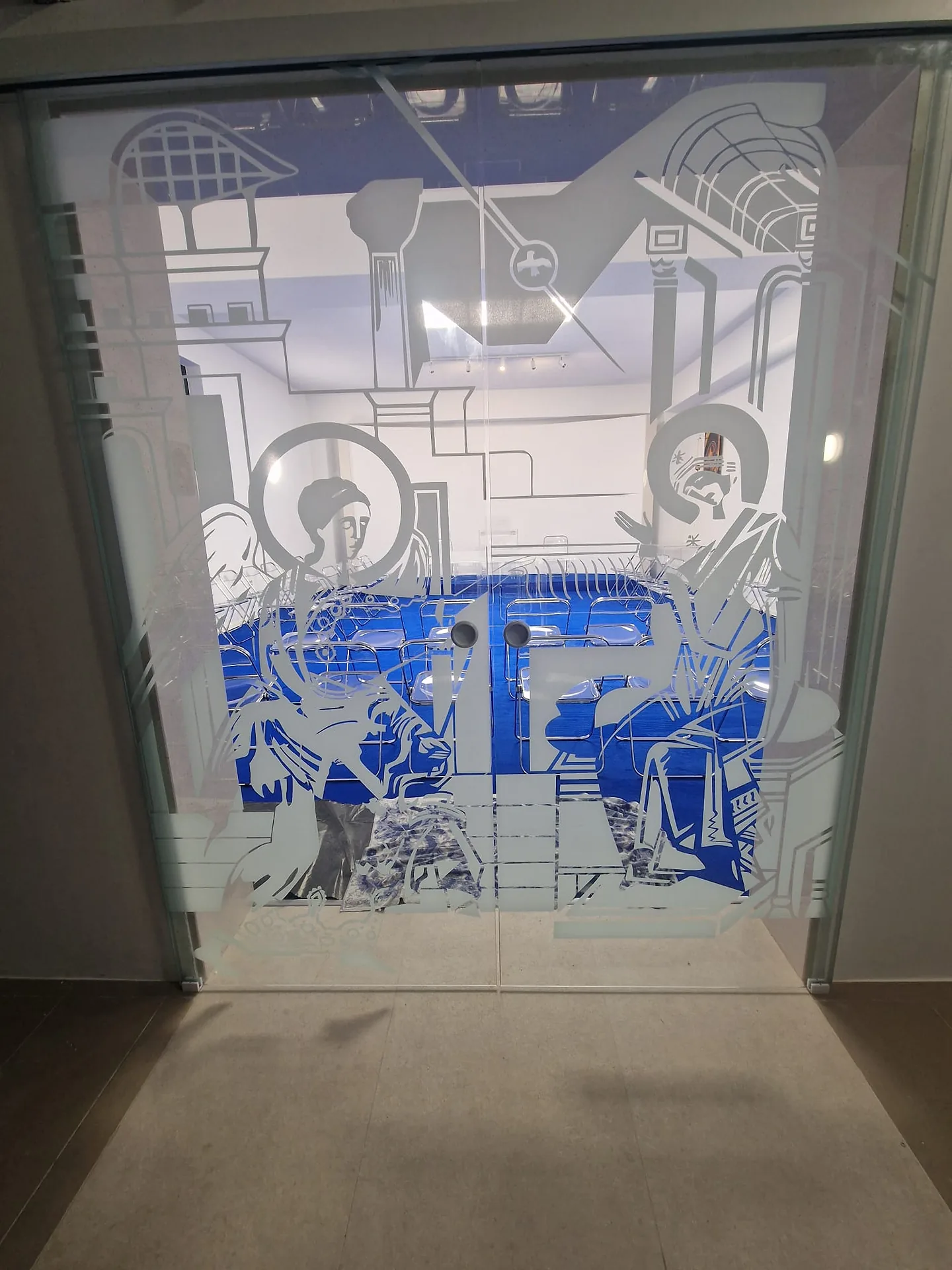 Detalj pjeskarenog motiva Navještenja na staklenim vratima