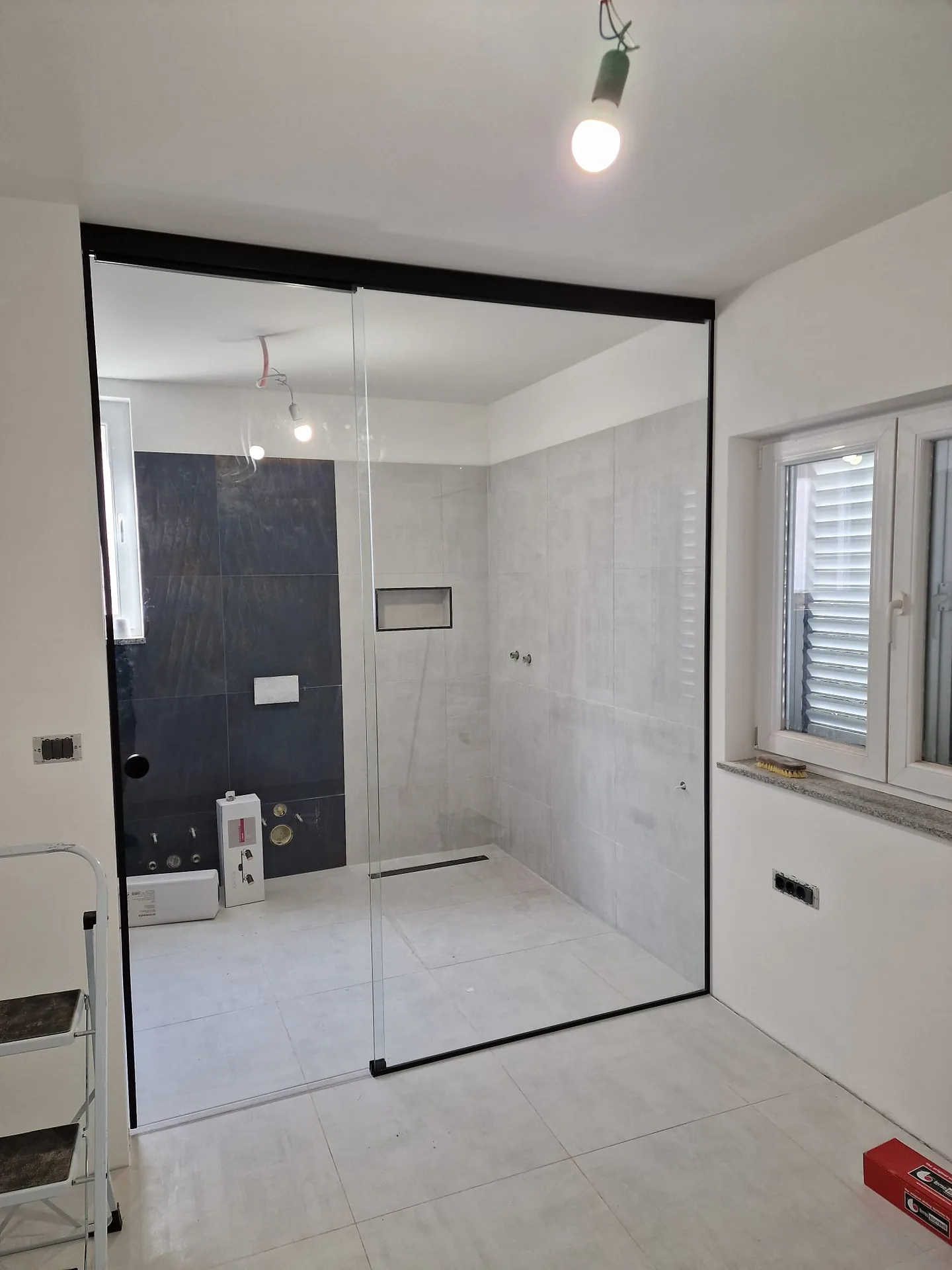 Velika walk-in tuš stijena s crnim profilom u novoj kupaonici